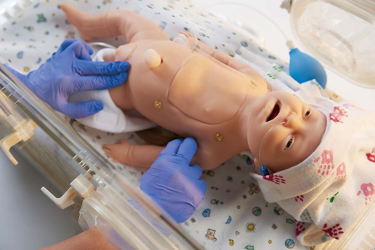 Baby C.H.A.R.L.I.E. Simulator zur neonatalen Wiederbelebung ohne EKG 1