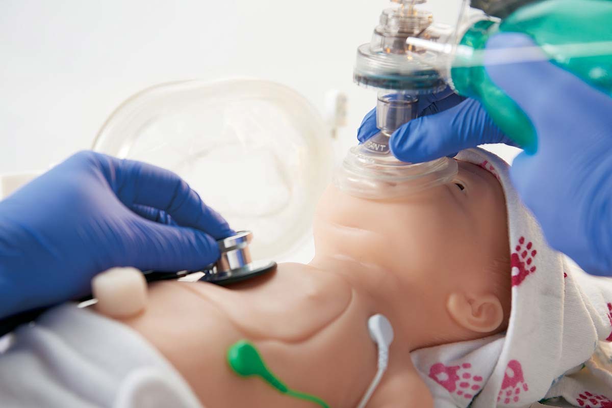 Baby C.H.A.R.L.I.E. Simulator zur neonatalen Wiederbelebung mit EKG 1