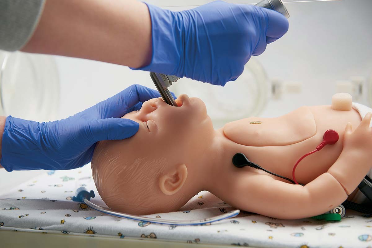 Baby C.H.A.R.L.I.E. Simulator zur neonatalen Wiederbelebung ohne EKG 1